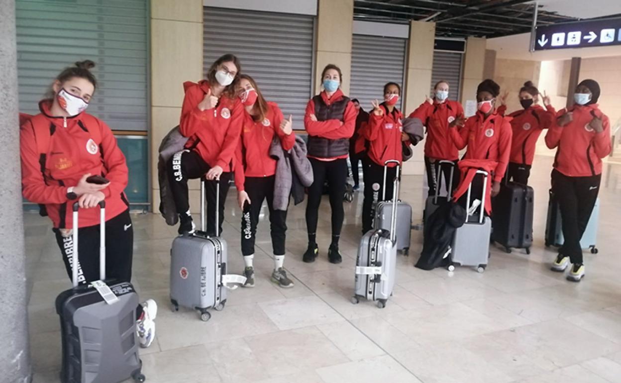 Las jugadoras del Embutidos Pajariel, en el aeropuerto de Tenerife Norte.