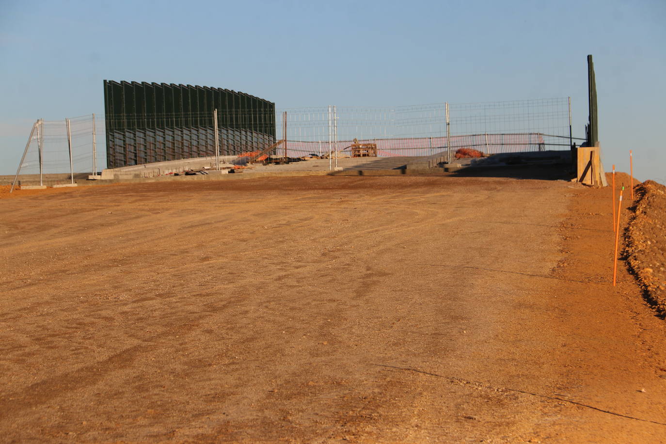 Vista del paso en obras. 