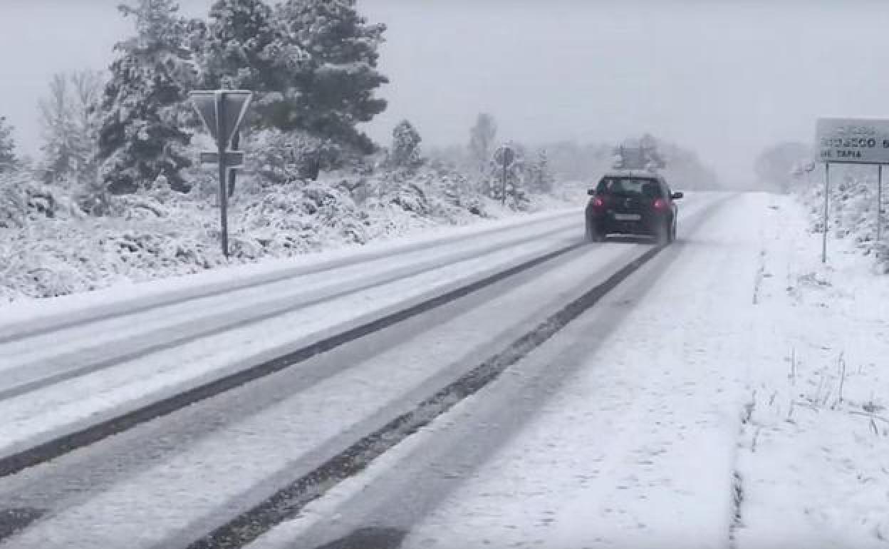 La nieve y el hielo cierran cinco tramos de carreteras y obliga a usar cadenas en otros en León