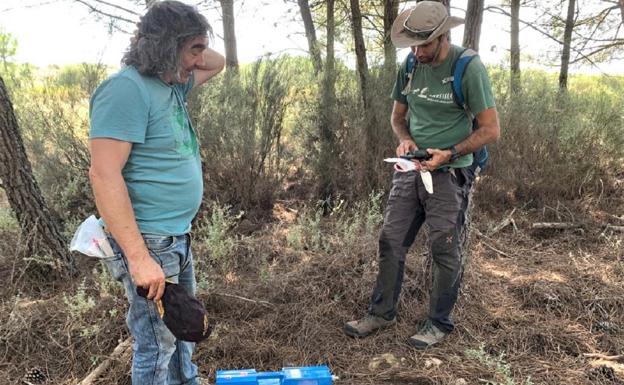 Investigadores de la ULE recogiendo muestras para el estudio.