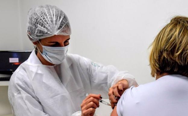 AstraZeneca solicita a Europa autorización para comercializar su vacuna