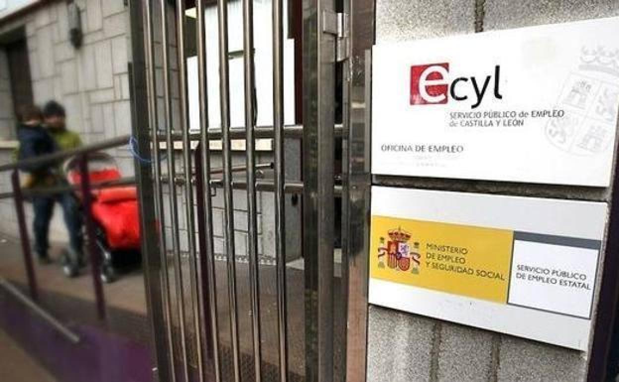 Entrada de una oficina del Ecyl. 