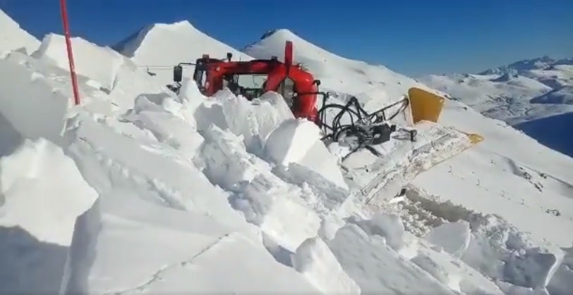 Vista de la pisapistas sepultada bajo la nieve. 