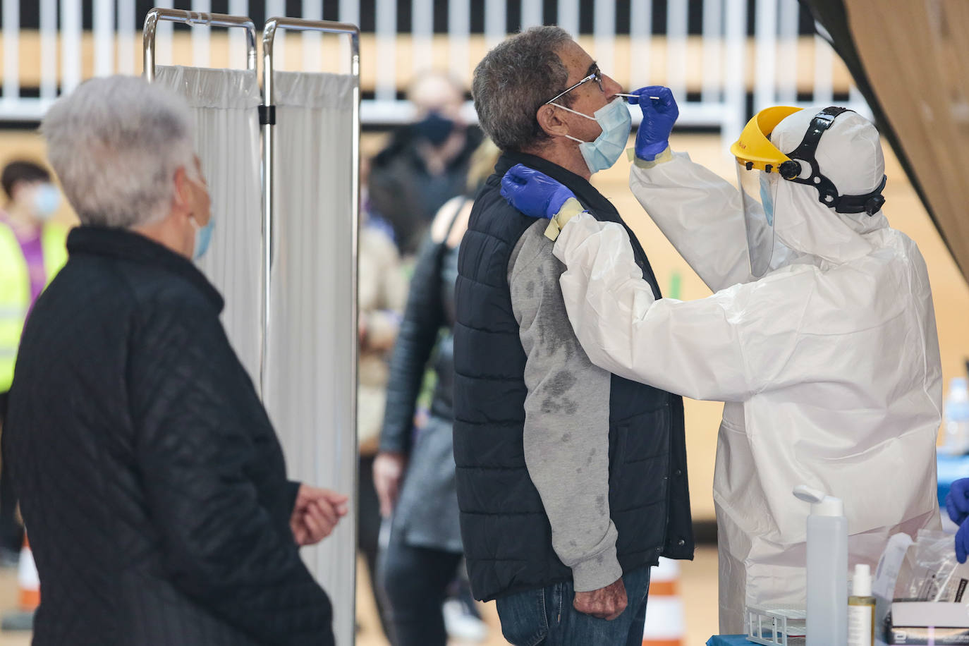 Una enfermera cogiendo muestras para realizar una prueba PCR de detección del coronavirus. 