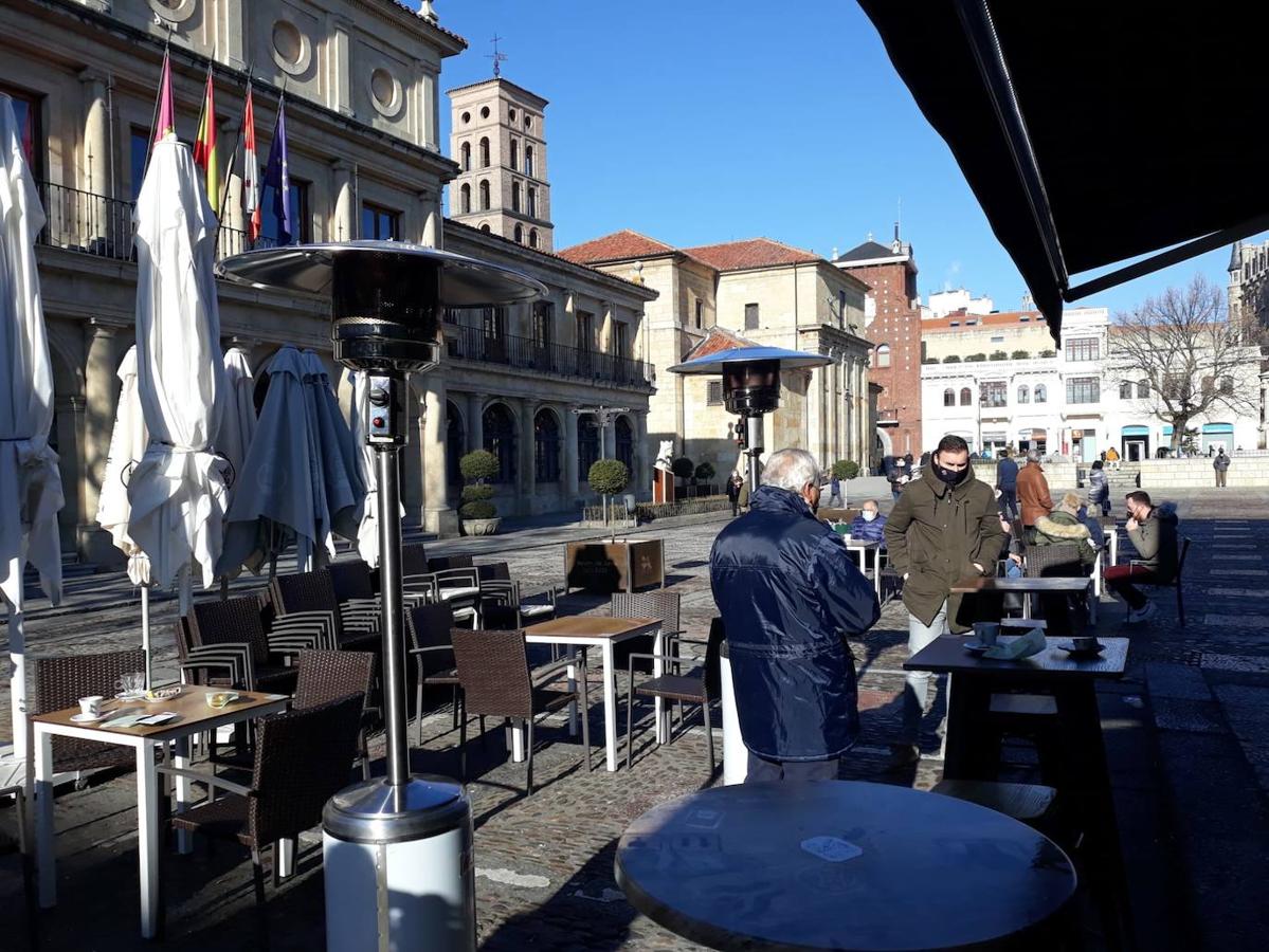 Terrazas del centro de León el primer día de las nuevas restricciones.