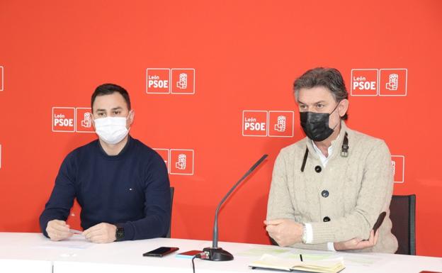 Javier Alfonso Cendón y José Luis Vázquez en la comparecencia tras la reunión con representantes culturales.