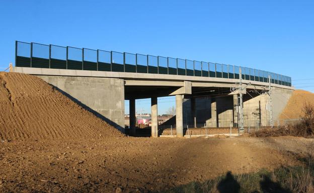 Vista del puente de Adif entre San Juan de Dios y San Andrés. 