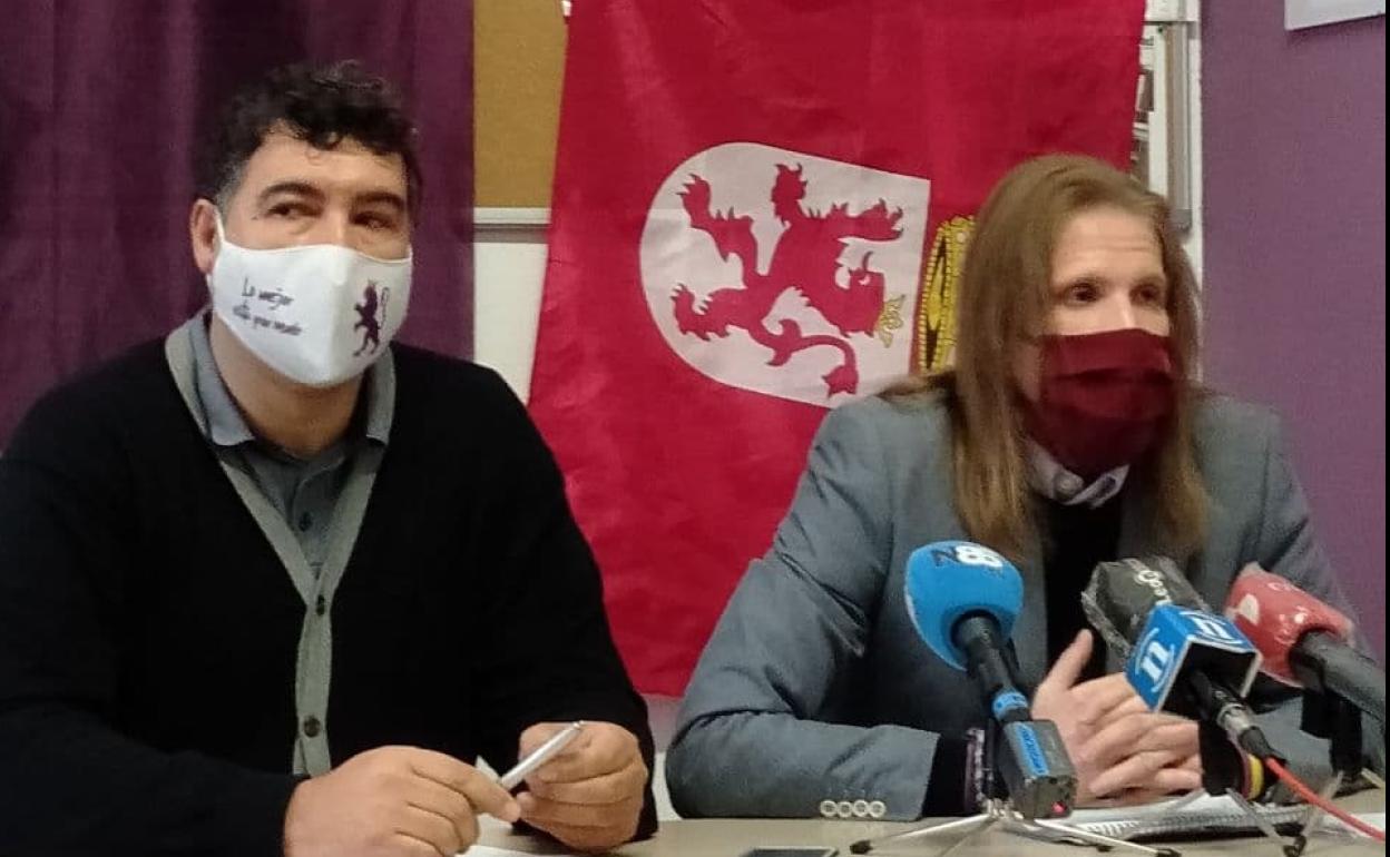 Los representantes de Podemos,Juanjo Moro y Pablo Fernández, durante una rueda de prensa.