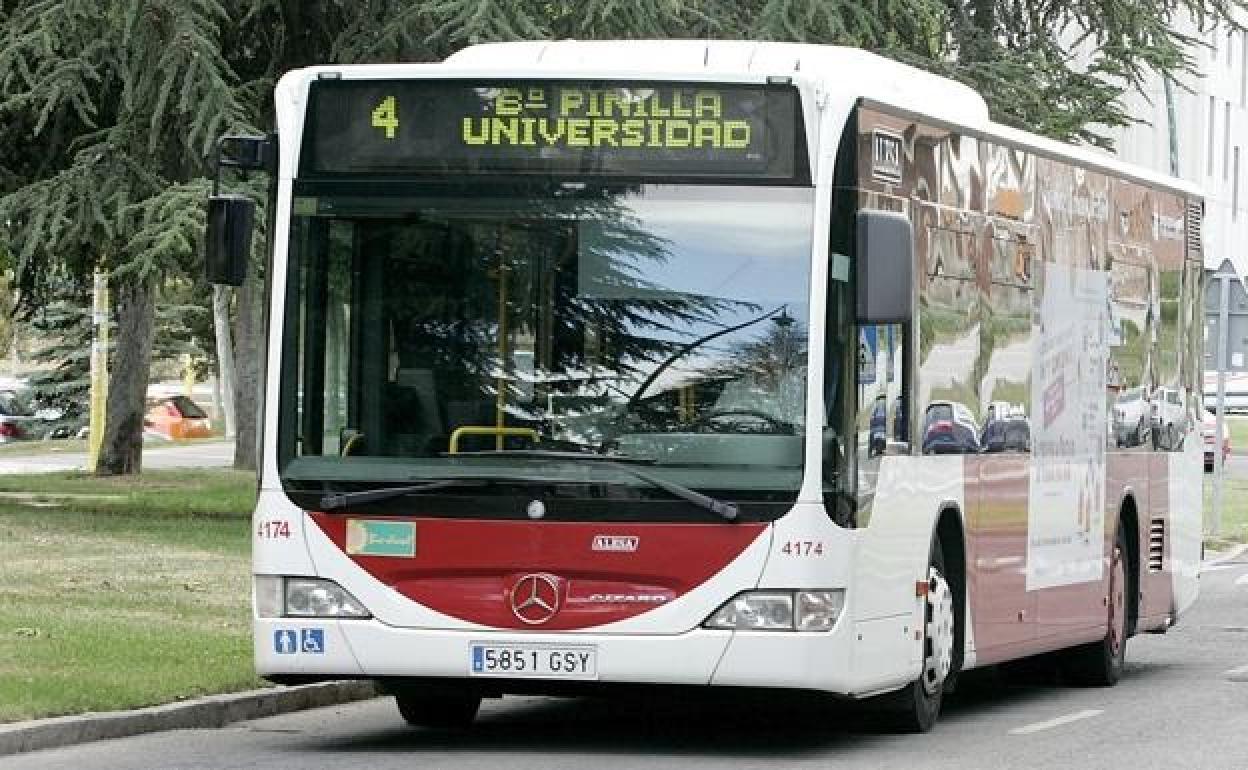 Un autobús urbano de León en el Campus de Vegazana. 