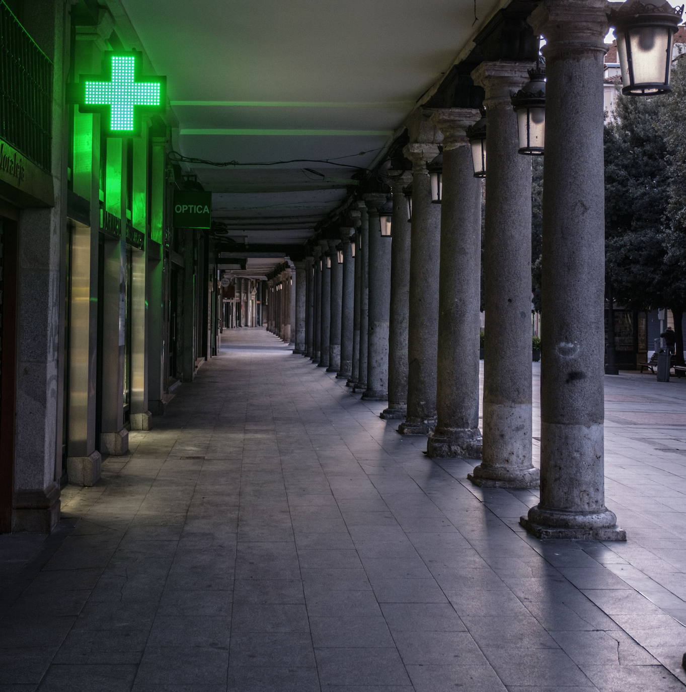 Soportales de Fuente Dorada, en Valladolid, vacíos durante el estado de alarma del mes de marzo.