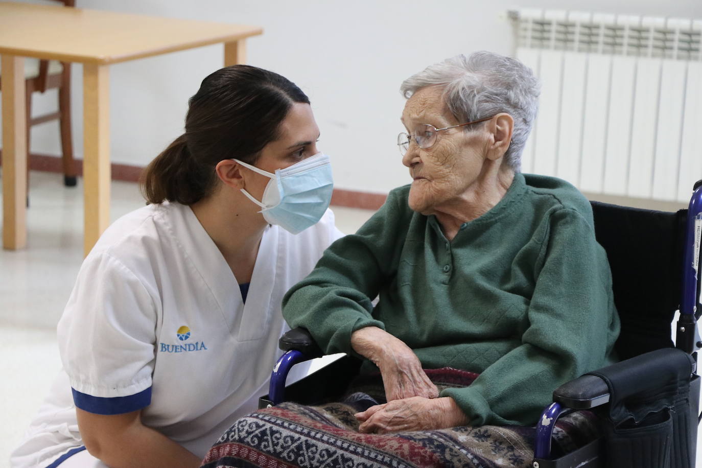 Herminia, de 104 años, primera vacunada de la residencia. 