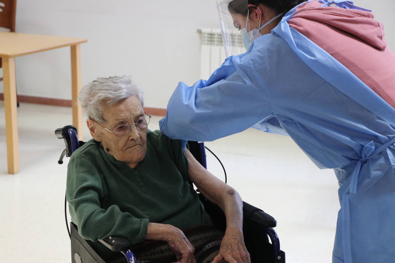 Herminia, de 104 años, primera vacunada de la residencia. 