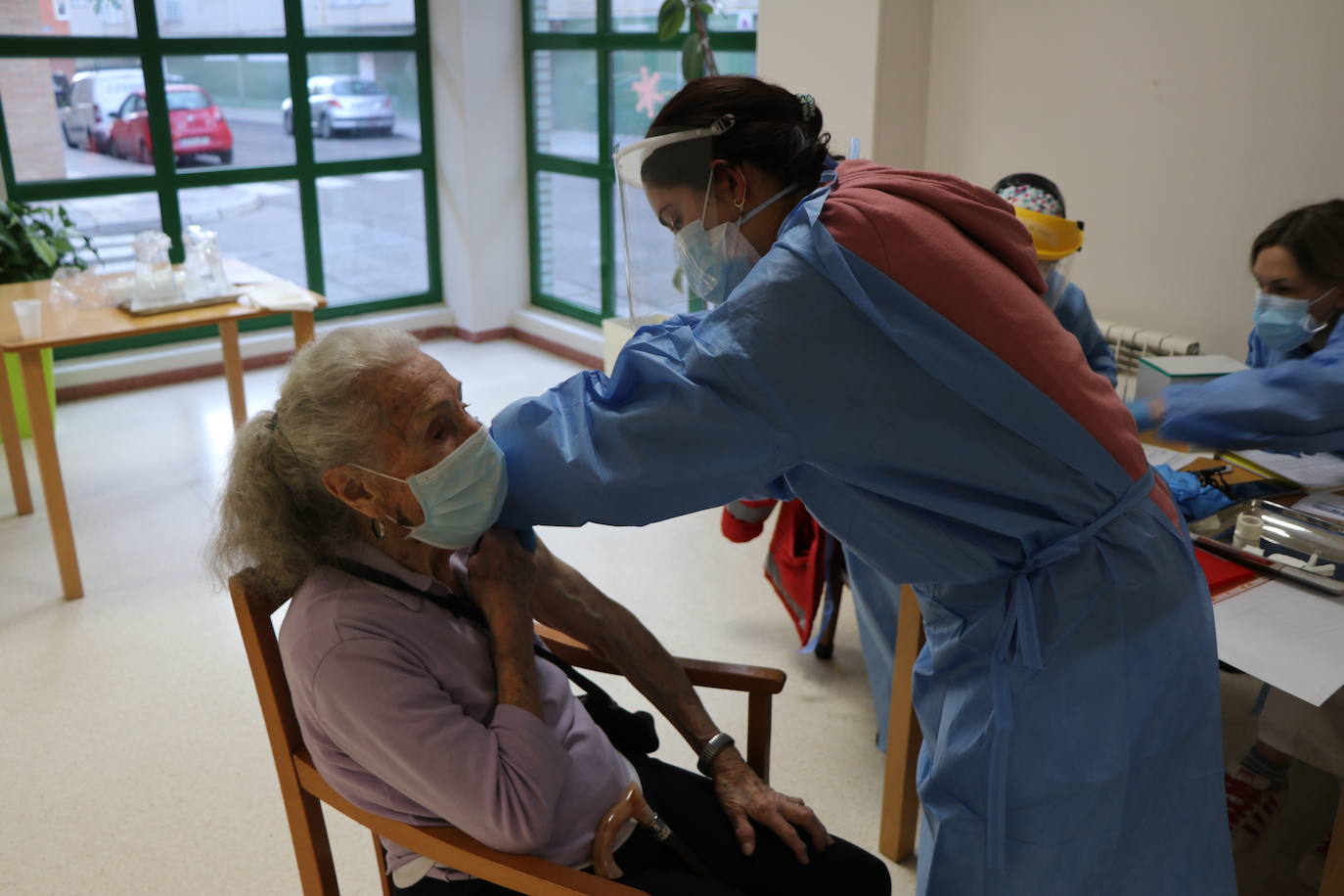 Herminia, de 104 años, primera vacunada de la residencia. 