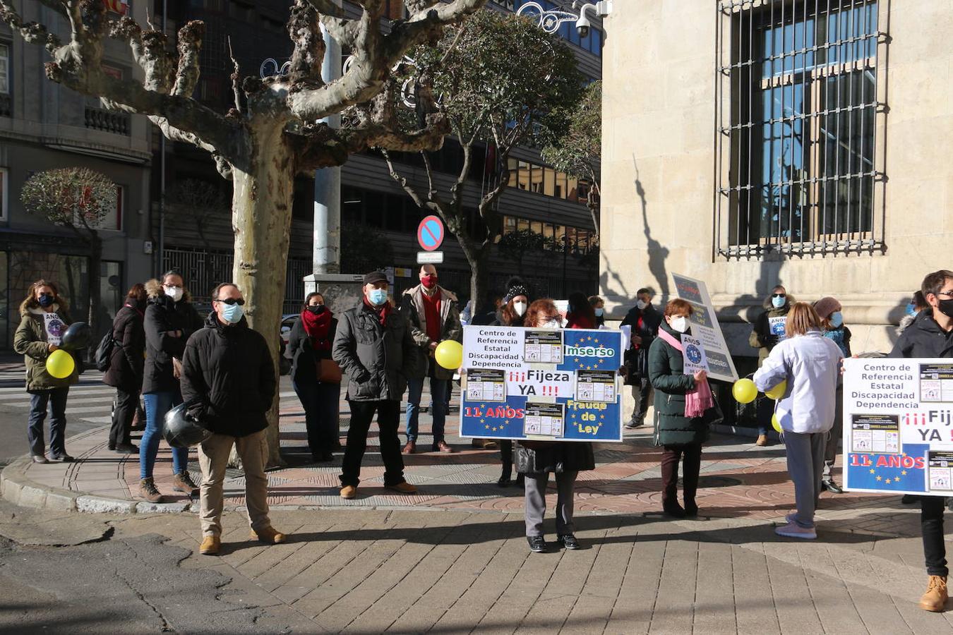 Los trabajadores interinos exigen el cese del abuso de la temporalidad en León.