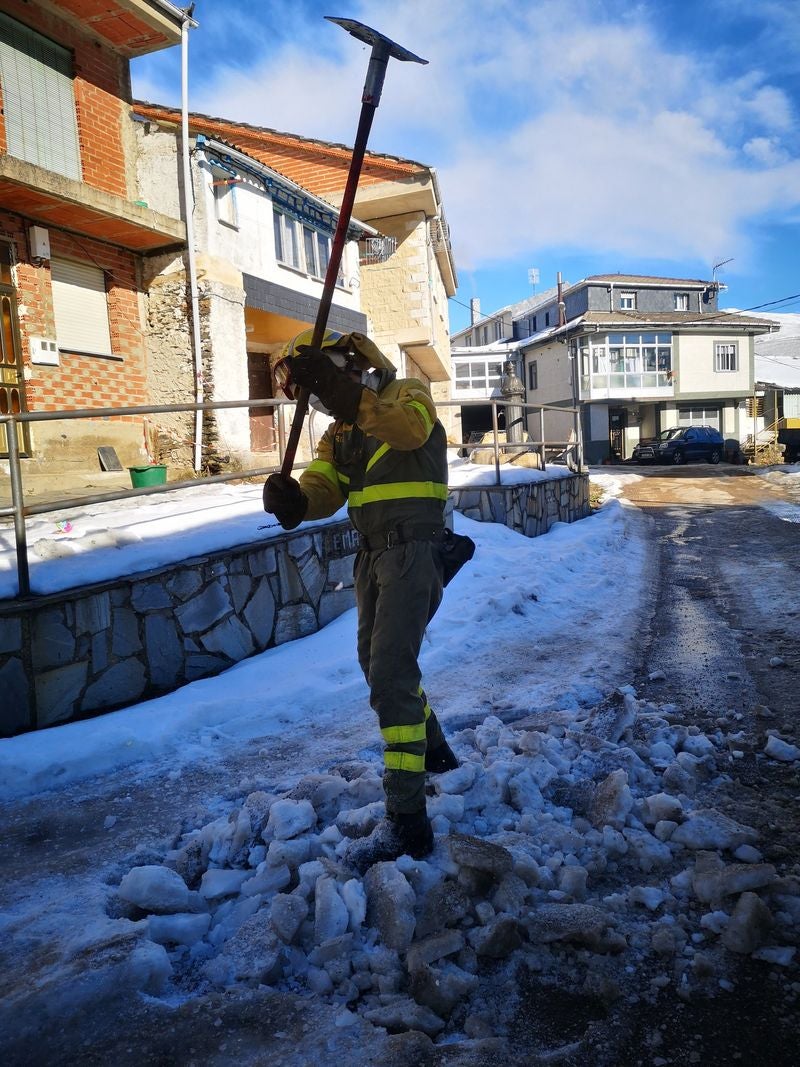 Las Brigadas de Refuerzo de Incendios Forestales (Brif) se reconvierten para actuar en pleno invierno | Los equipos de extinción dejan a un lado los incendios forestales y se centran en romper el hielo que atrapa a muchas localidades leonesas. 