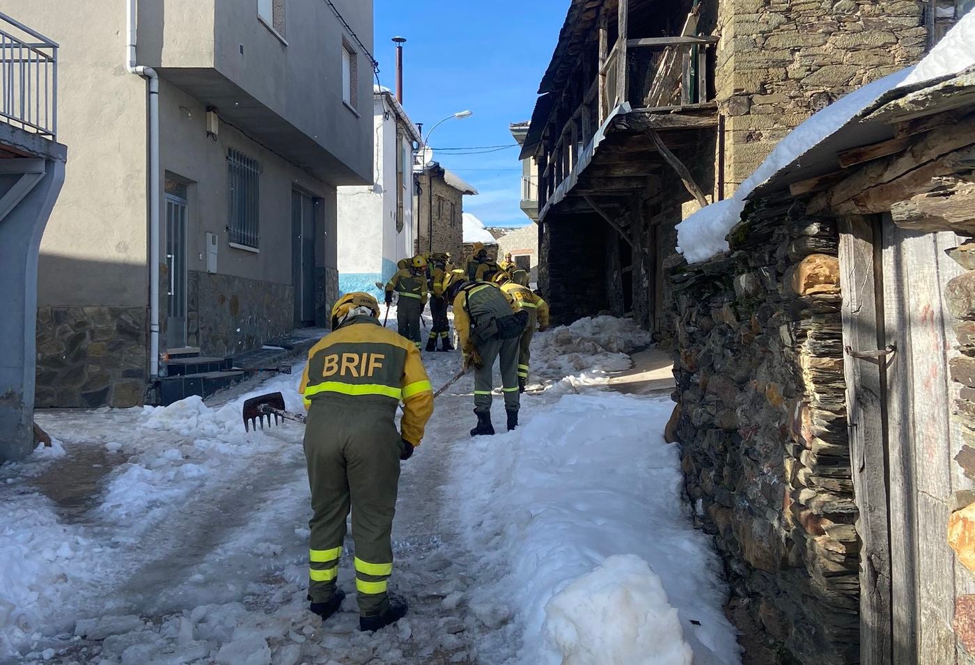 Las Brigadas de Refuerzo de Incendios Forestales (Brif) se reconvierten para actuar en pleno invierno | Los equipos de extinción dejan a un lado los incendios forestales y se centran en romper el hielo que atrapa a muchas localidades leonesas. 