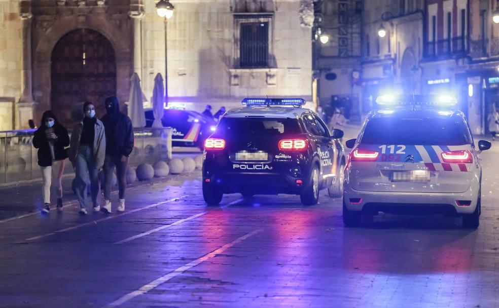 Efectivos policiales durante un control perimetral. 