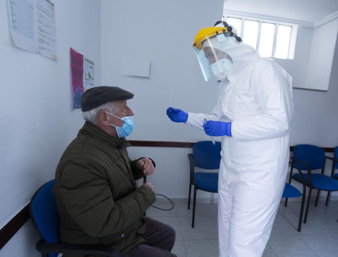 Fotos: Los vecinos de cuatro localidades de Páramo del Sil acuden al cribado masivo para detectar casos de COVID-19