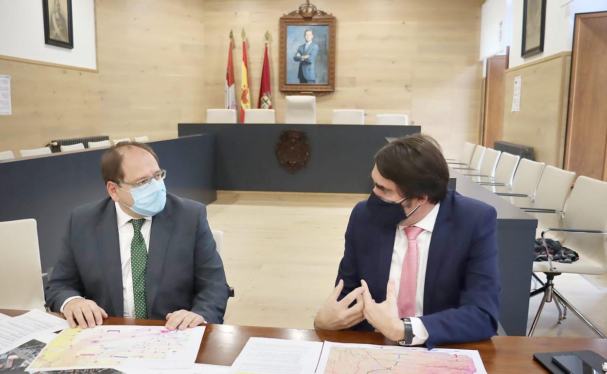 Un instante del encuentro mantenido este viernes entre el alcalde de La Bañeza y el consejero de Fomento. 