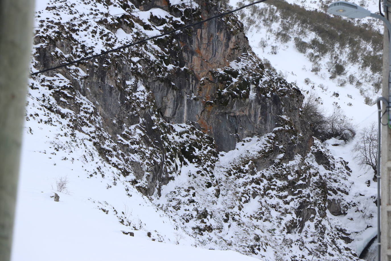 El municipio babiano mantiene varias carreteras en muy mal estado tras la gran nevada que afrontó a finales de 2020.