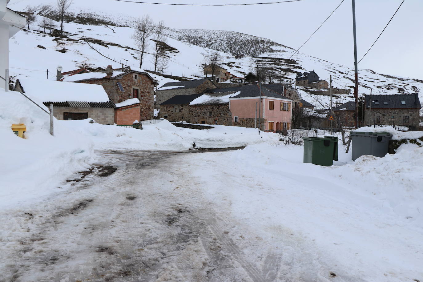 El municipio babiano mantiene varias carreteras en muy mal estado tras la gran nevada que afrontó a finales de 2020.