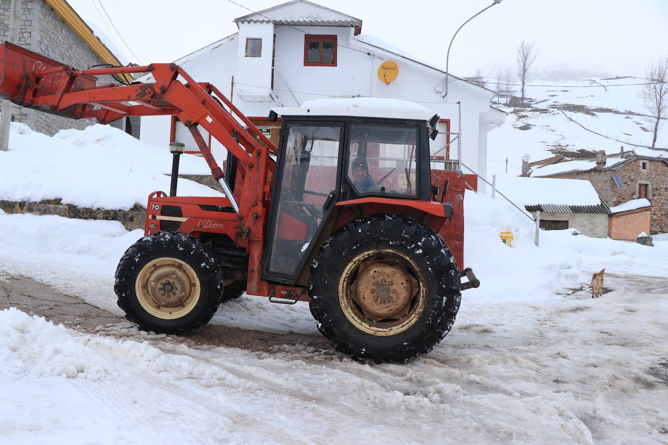 El municipio babiano mantiene varias carreteras en muy mal estado tras la gran nevada que afrontó a finales de 2020.