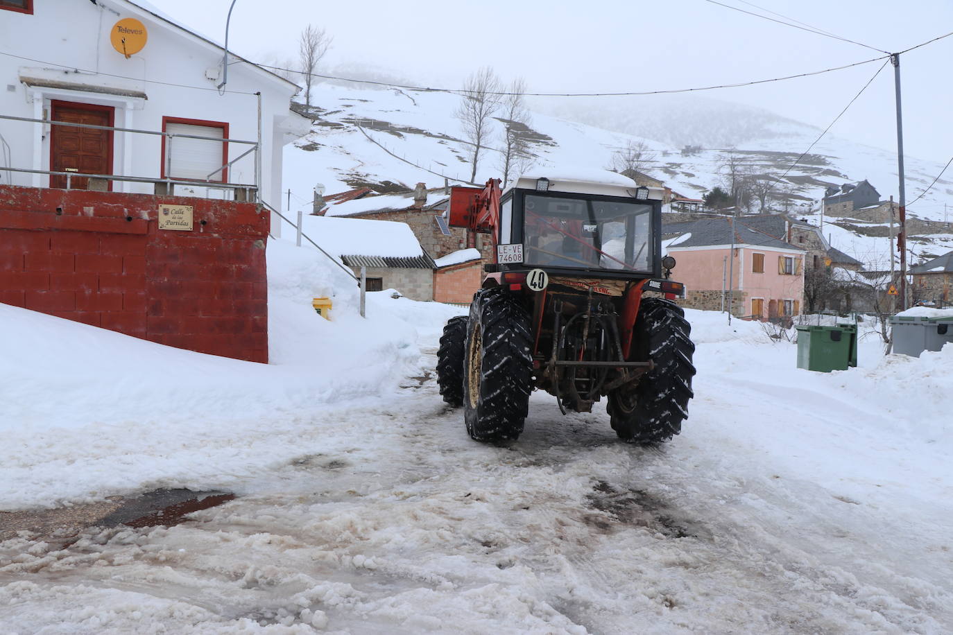 El municipio babiano mantiene varias carreteras en muy mal estado tras la gran nevada que afrontó a finales de 2020.