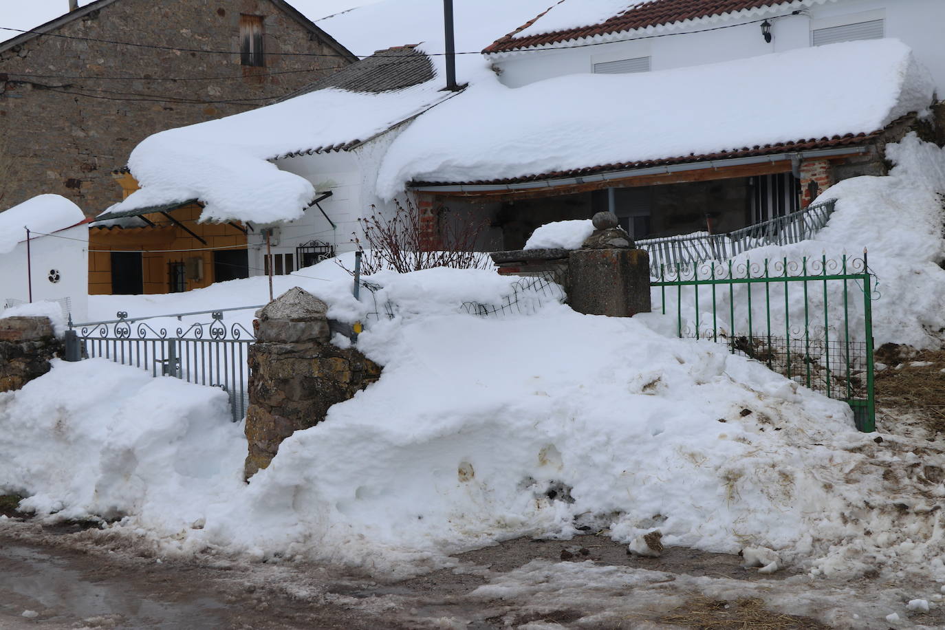 El municipio babiano mantiene varias carreteras en muy mal estado tras la gran nevada que afrontó a finales de 2020.