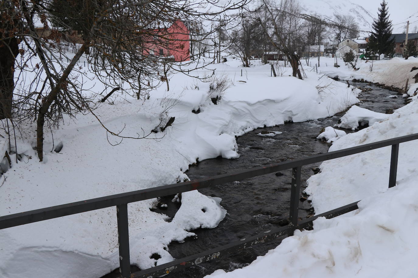 El municipio babiano mantiene varias carreteras en muy mal estado tras la gran nevada que afrontó a finales de 2020.