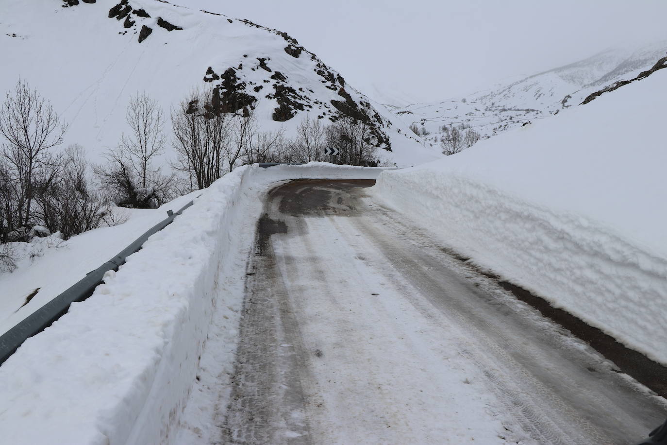 El municipio babiano mantiene varias carreteras en muy mal estado tras la gran nevada que afrontó a finales de 2020.