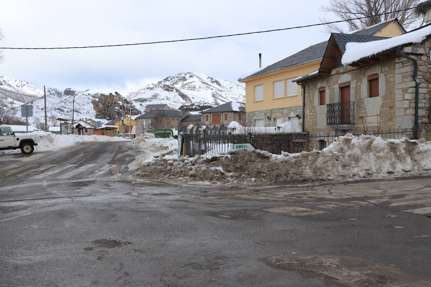 El municipio babiano mantiene varias carreteras en muy mal estado tras la gran nevada que afrontó a finales de 2020.