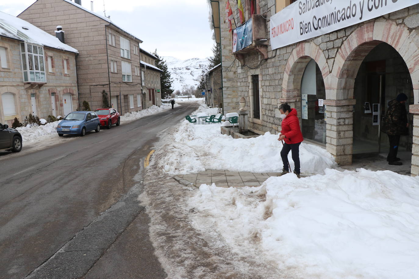 El municipio babiano mantiene varias carreteras en muy mal estado tras la gran nevada que afrontó a finales de 2020.