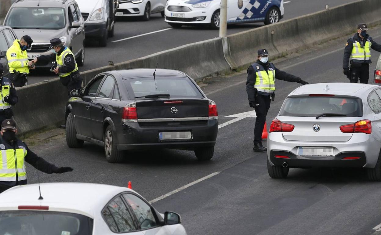 Un control policial en una autovía de acceso a Santiago de Compostela.