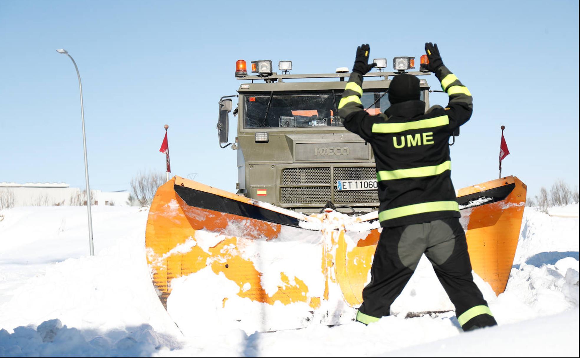 Un miembro de la UME da instrucciones a una máquina quitanieves en Valdemoro (Madrid) el martes.