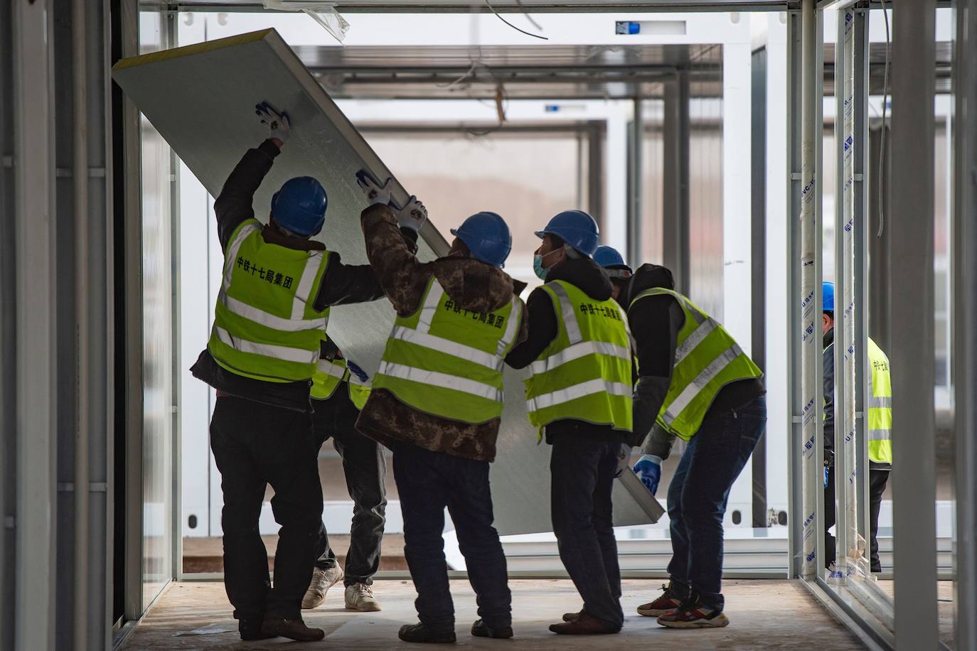 Parece un dejà vu. Apenas un año después de que las excavadoras levantaran los hospitales de emergencia para pacientes enfermos por Covid en Wuhan, la historia vuelve a repetirse al norte de China. Las famosas infraestructuras conocidas como el Arca de Noé vuelven a levantar sus cimientos a gran escala y comienza la llegada a contrarreloj de miles y miles de médicos procedentes de distintos puntos del país. El repunte de casos unido a la primera muerte, después de 8 meses sin bajas médicas, han hecho saltar las alarmas. Más de 20.000 residentes de aldeas alrededor de Shijiazhuang, a unos 294 kilómetros al suroeste de Pekín, fueron enviadas a partir del miércoles a instalaciones del Estado (en las fotos) para cumplir cuarentena. 