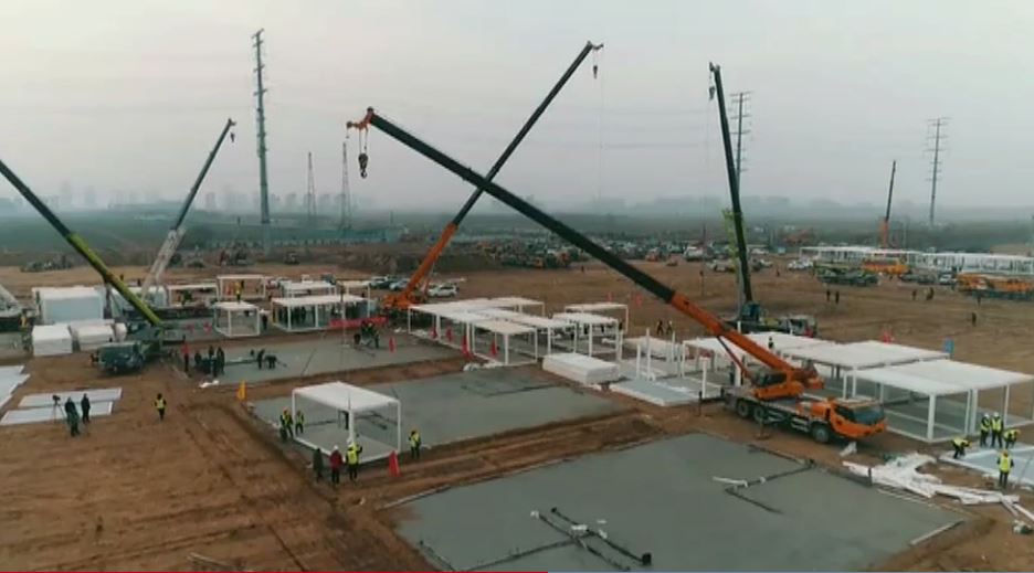 Parece un dejà vu. Apenas un año después de que las excavadoras levantaran los hospitales de emergencia para pacientes enfermos por Covid en Wuhan, la historia vuelve a repetirse al norte de China. Las famosas infraestructuras conocidas como el Arca de Noé vuelven a levantar sus cimientos a gran escala y comienza la llegada a contrarreloj de miles y miles de médicos procedentes de distintos puntos del país. El repunte de casos unido a la primera muerte, después de 8 meses sin bajas médicas, han hecho saltar las alarmas. Más de 20.000 residentes de aldeas alrededor de Shijiazhuang, a unos 294 kilómetros al suroeste de Pekín, fueron enviadas a partir del miércoles a instalaciones del Estado (en las fotos) para cumplir cuarentena. 