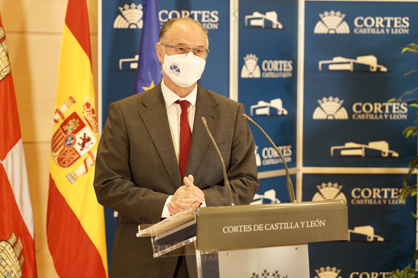 Fotos: El presidente de las Cortes informa sobre las responsabilidades que asume la institución en la CALRE