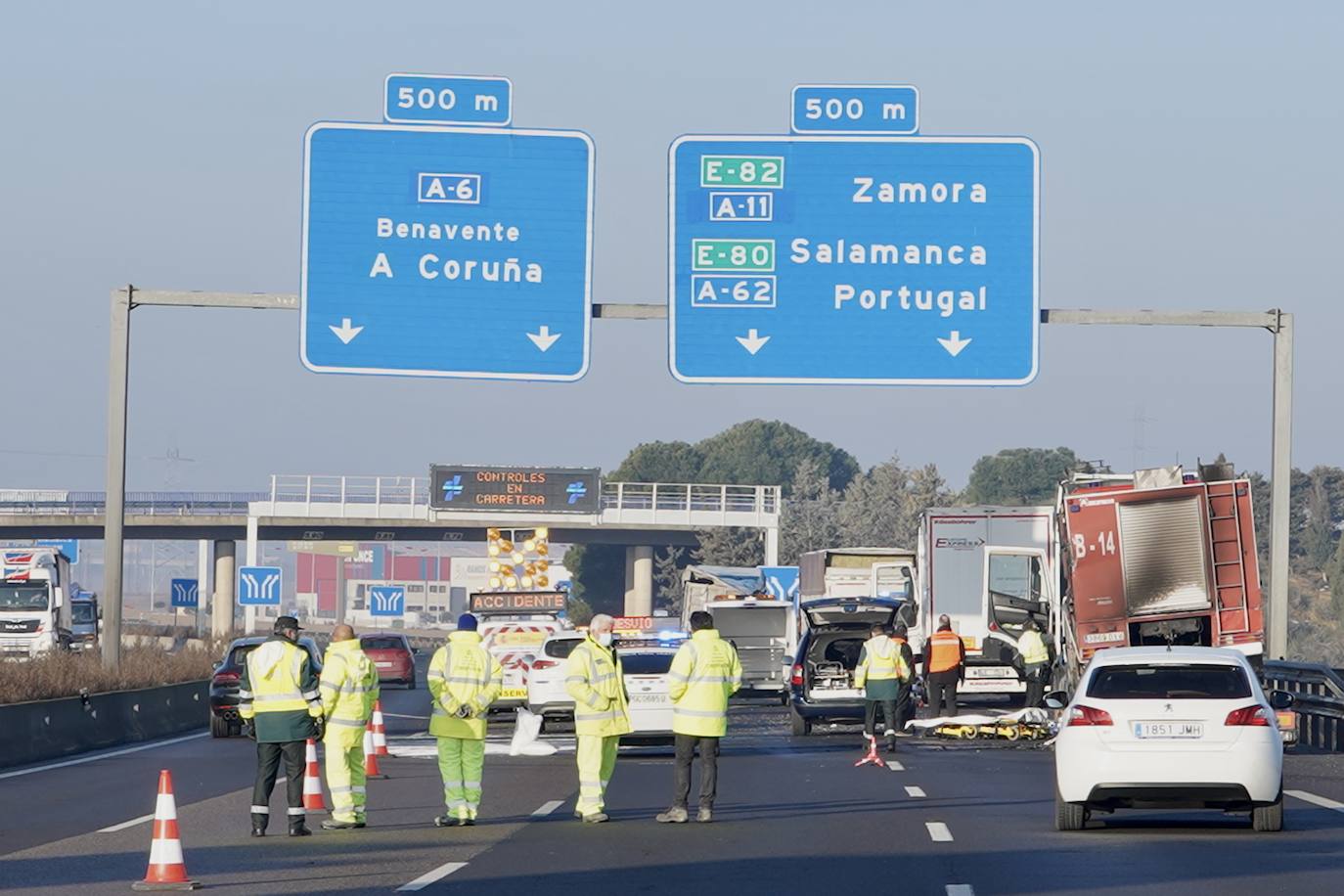 Los fallecidos intentaron auxiliar al camión accidentado en el momento del trágico suceso. 