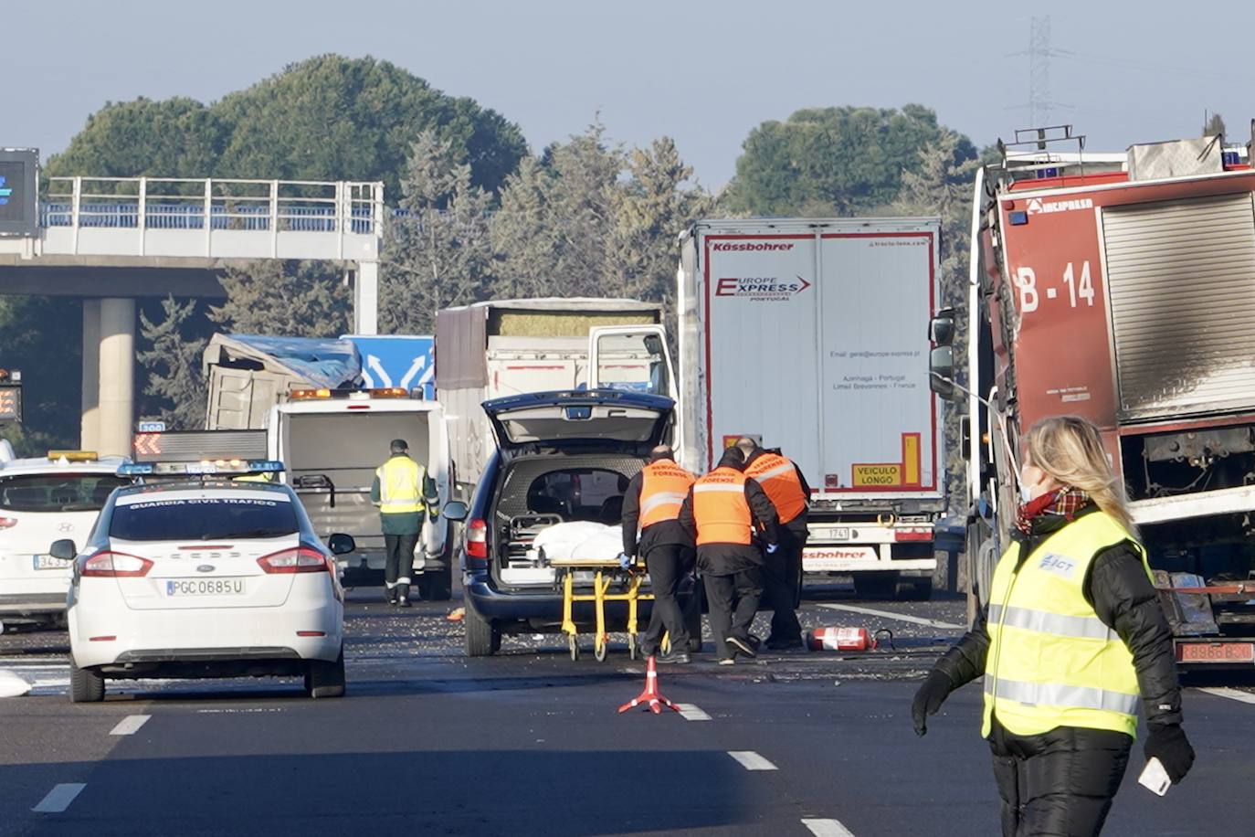 Los fallecidos intentaron auxiliar al camión accidentado en el momento del trágico suceso. 