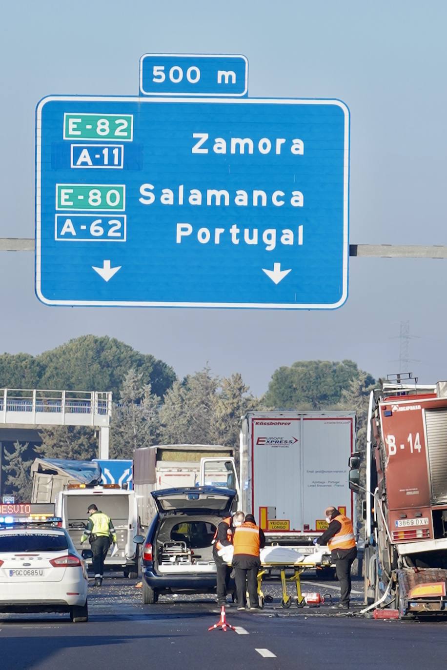 Los fallecidos intentaron auxiliar al camión accidentado en el momento del trágico suceso. 