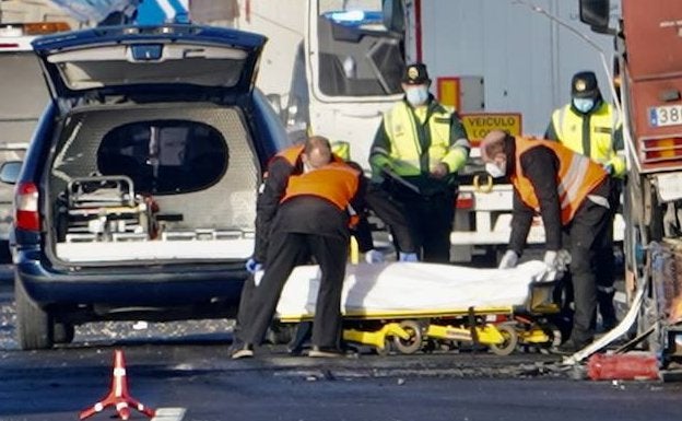 Los servicios de emergencia no pudieron hacer nada por los accidentados. 