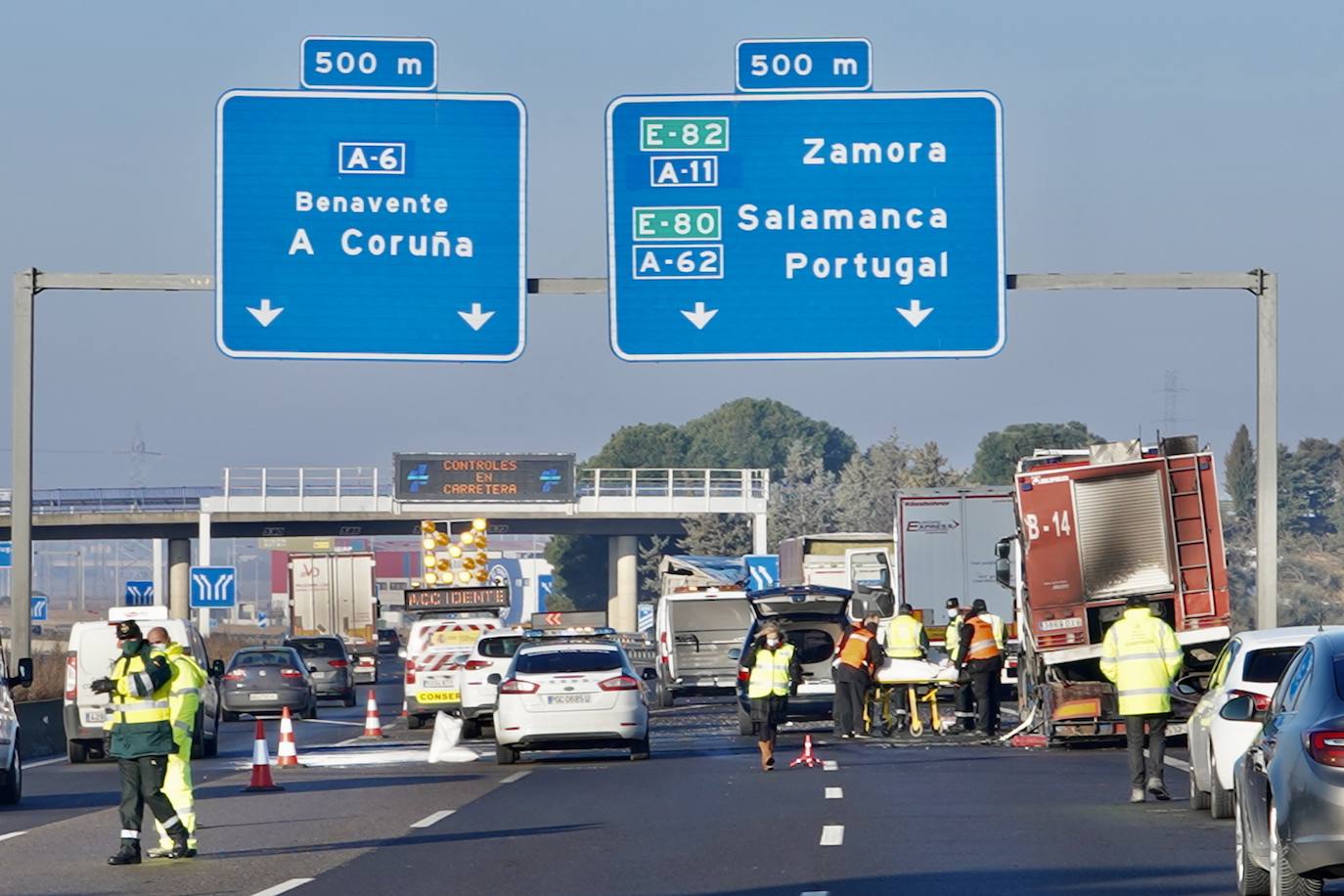 Los fallecidos intentaron auxiliar al camión accidentado en el momento del trágico suceso. 