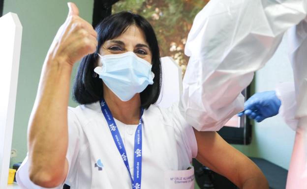 Una de las primeras sociosanitarias vacunadas en la comunidad.