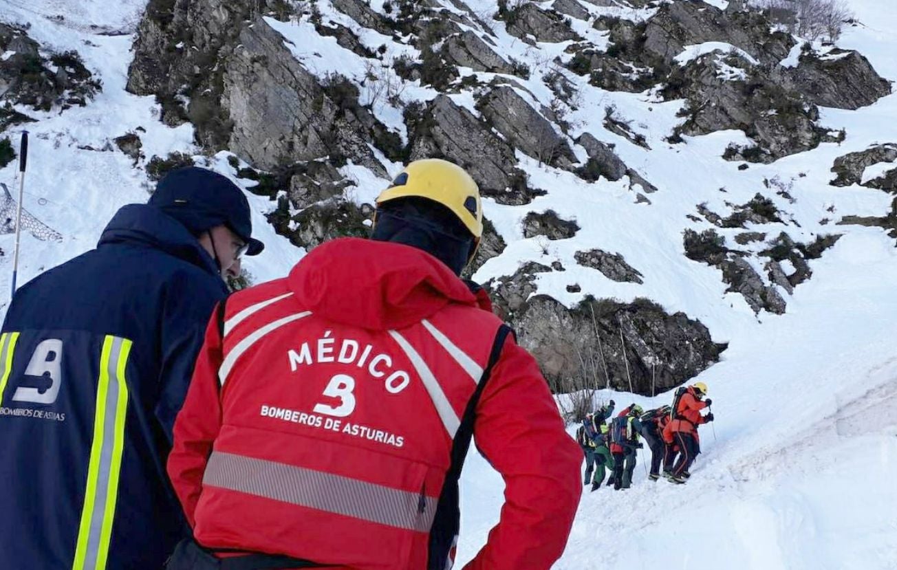 Continúa la búsqueda del operario desaparecido en San Isidro. Emergencias busca terminar el mapeo con georradar de la zona del alud en San Isidro. 