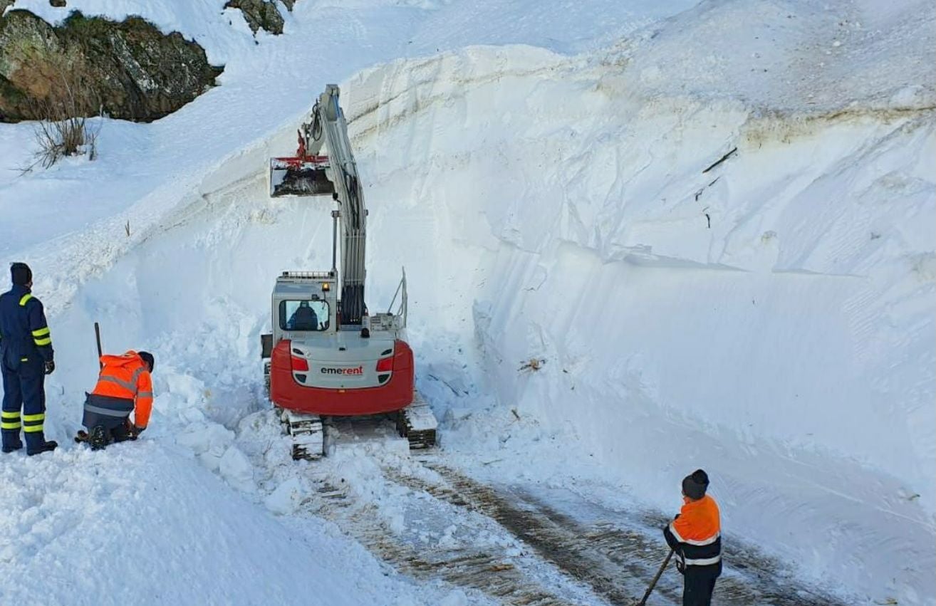 Continúa la búsqueda del operario desaparecido en San Isidro. Emergencias busca terminar el mapeo con georradar de la zona del alud en San Isidro. 