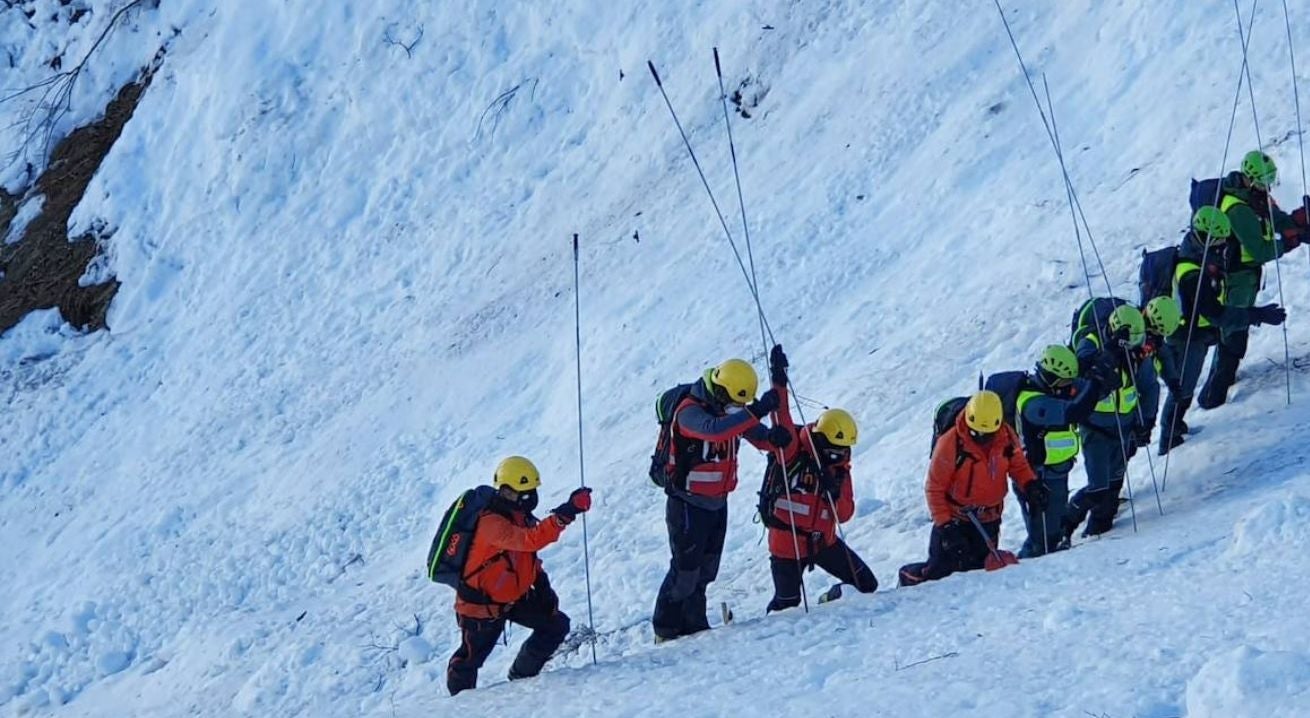 Continúa la búsqueda del operario desaparecido en San Isidro. Emergencias busca terminar el mapeo con georradar de la zona del alud en San Isidro. 