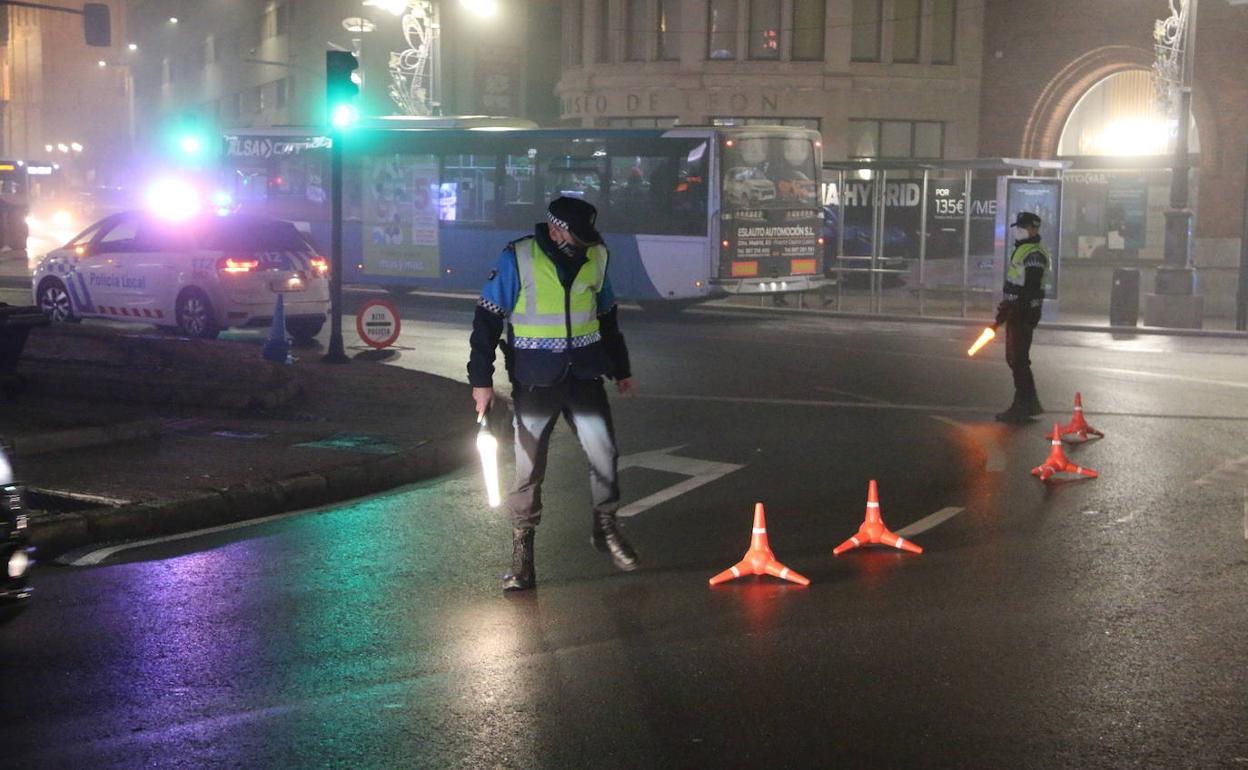 Policías ejerciendo los controles a la movilidad nocturna en León.