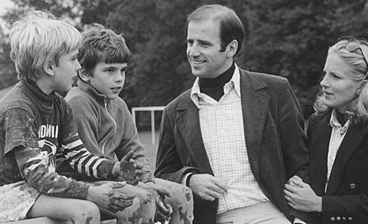 Joe Biden junto a sus hijos, Beau y Hunter, y su mujer Jill Jacobs.