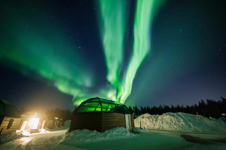 La aurora boreal en el cielo sobre Arctic Snowhotel en Rovaniemi, Finlandia, febrero de 2019.