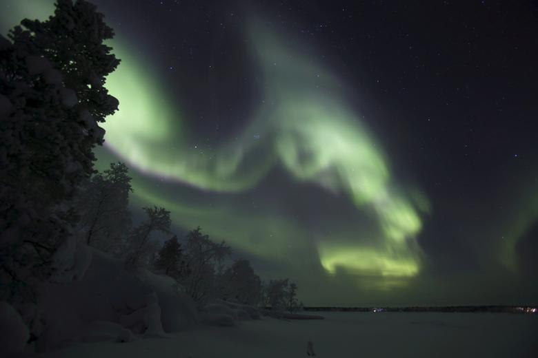 Las auroras boreales iluminan el cielo de la región de Laponia, en Inari, Finlandia, diciembre de 2017.